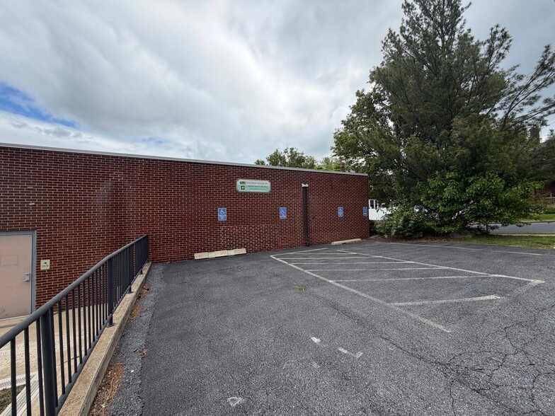 More Photos Of 2100 Ferry St, Easton Medical For Lease