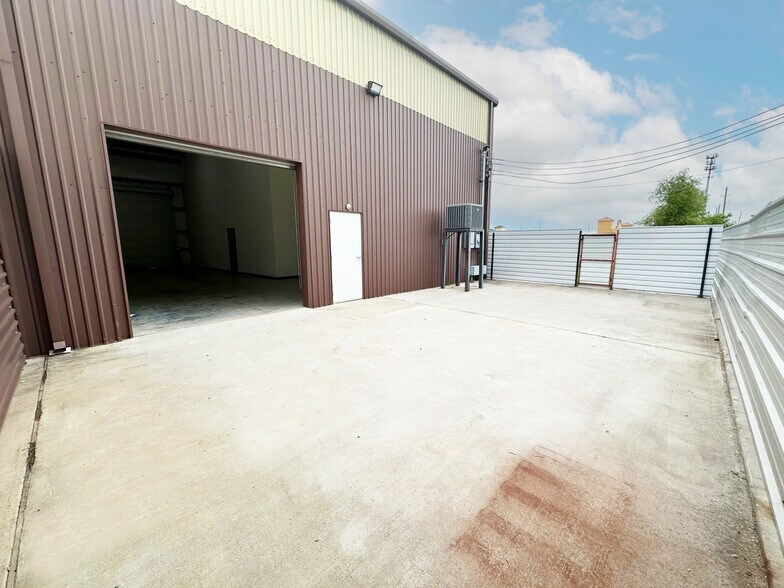 More Photos Of 13486 FM 529 Rd, Houston Warehouse For Lease