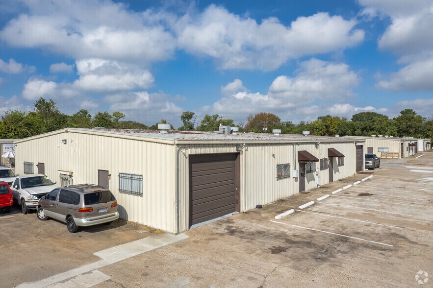 More Photos Of 2021 Aldine Mail Route Rd, Houston Warehouse For Lease