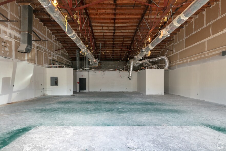 More Photos Of 480 E Bay St, Charleston General Retail For Lease