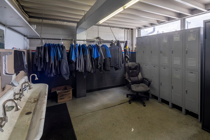 More Photos Of 14600 Ambaum Blvd SW, Burien Auto Repair For Lease