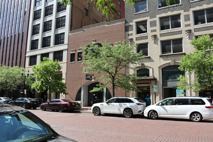 More Photos Of 150 E Market St, Indianapolis Office For Lease