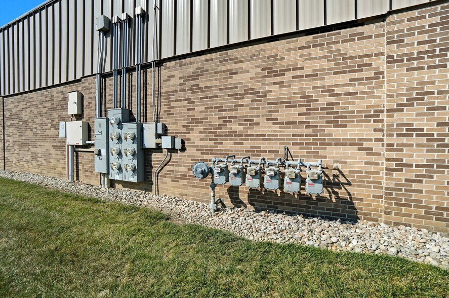 More Photos Of 1104-1124 Kemper Meadow Dr, Forest Park Storefront For Lease