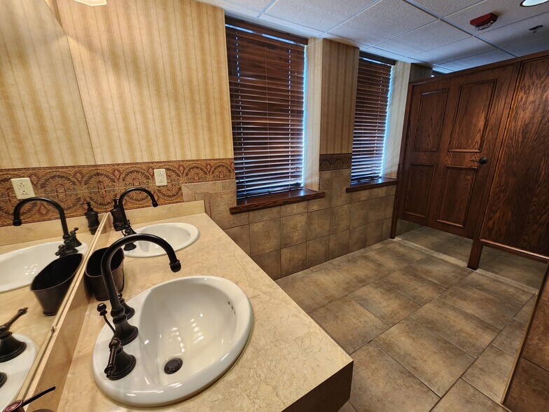 More Photos Of 19 E Washington St, New Castle Loft Creative Space For Lease