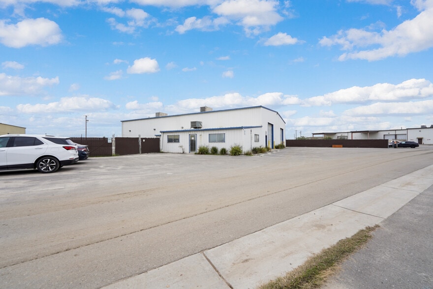 More Photos Of 6303 Seven Seas Ave, Bakersfield Warehouse For Lease