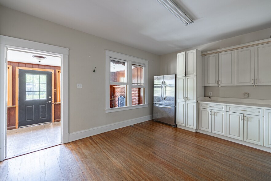 More Photos Of 5164 New Market Rd, Richmond Freestanding For Sale
