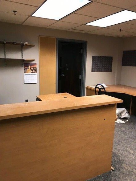 More Photos Of 20 N Front St, Bally Distribution For Sale