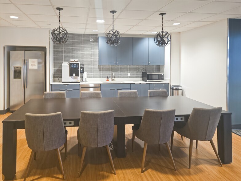 More Photos Of 363 N Sam Houston Pky E, Houston Coworking Space