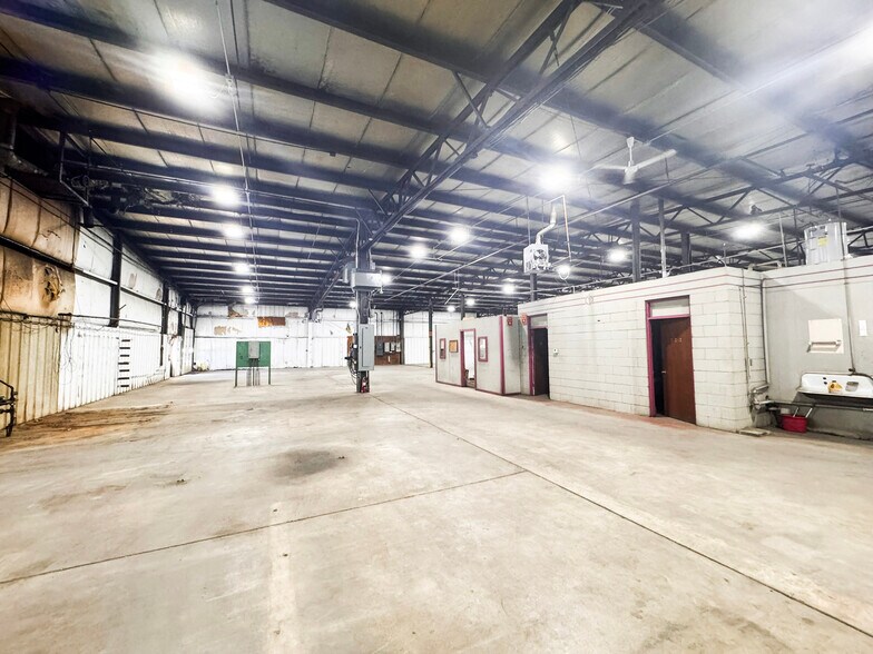 More Photos Of 848 E Commercial Ave, Whitewater Manufacturing For Sale