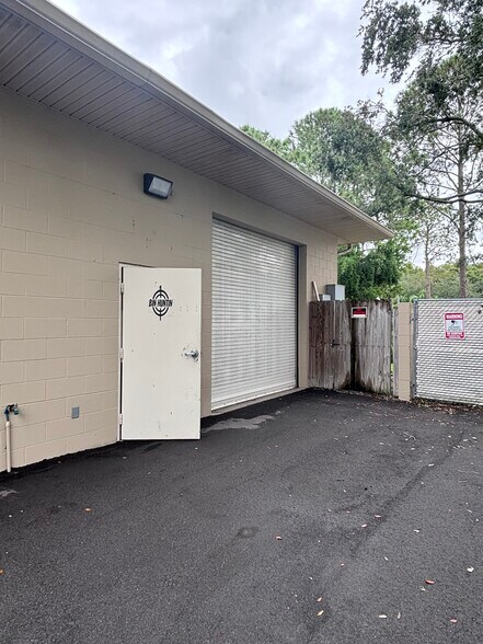 More Photos Of 8407 Pinehurst Dr, Tampa Office For Lease