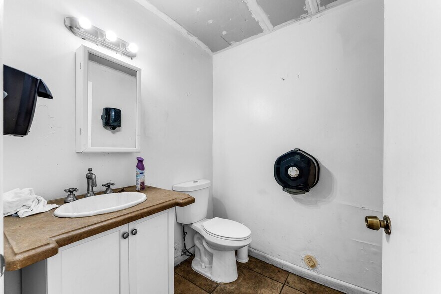 More Photos Of 7620 W 2nd Ct, Hialeah Warehouse For Sale