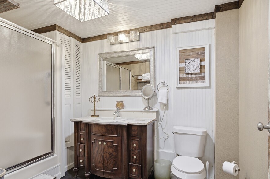 More Photos Of 10 S Side Sq, Cooper Freestanding For Sale