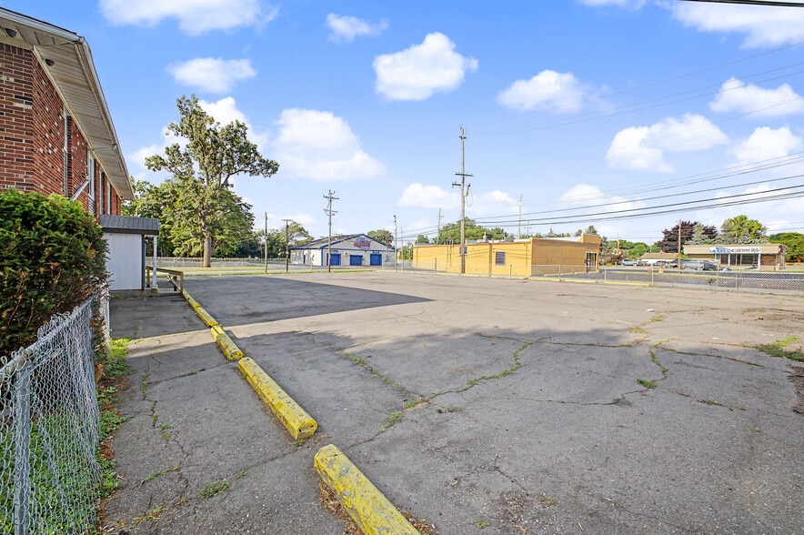 More Photos Of 1870 Saint Johns Blvd, Lincoln Park Apartments For Sale