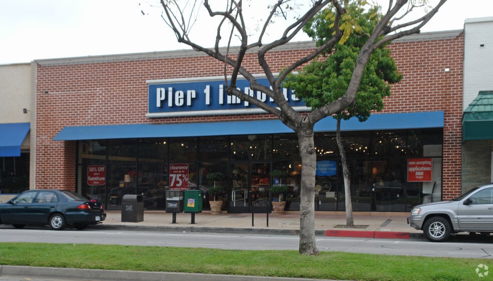 More Photos Of 422 S Lake Ave, Pasadena General Retail For Sale