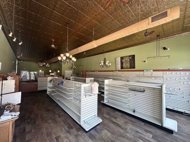 More Photos Of 731 12th St, Belle Plaine General Retail For Sale