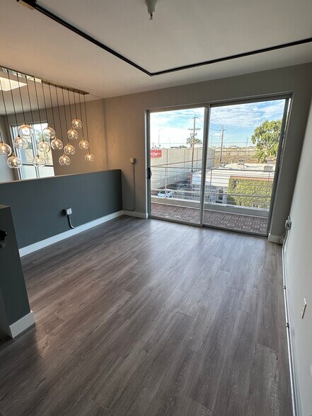 More Photos Of 2332 Cotner Ave, Los Angeles Loft Creative Space For Lease