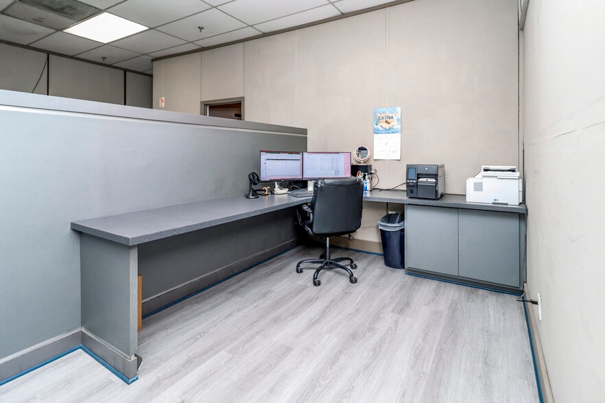 More Photos Of 827 Douglas Ave, Portsmouth Warehouse For Lease