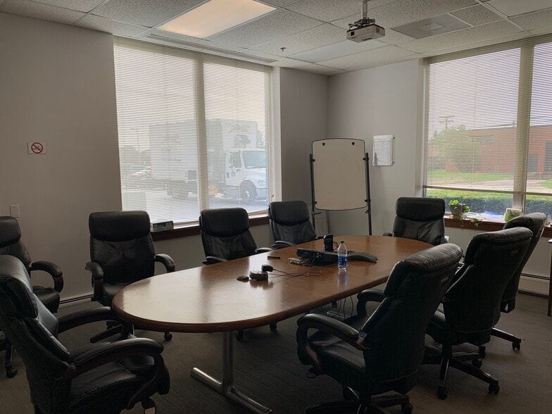 More Photos Of 1111 S Wheeling Rd, Wheeling Warehouse For Lease