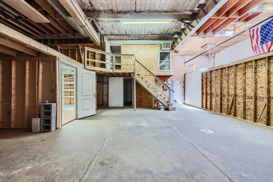 More Photos Of 2224 E Fayette St, Baltimore Warehouse For Lease