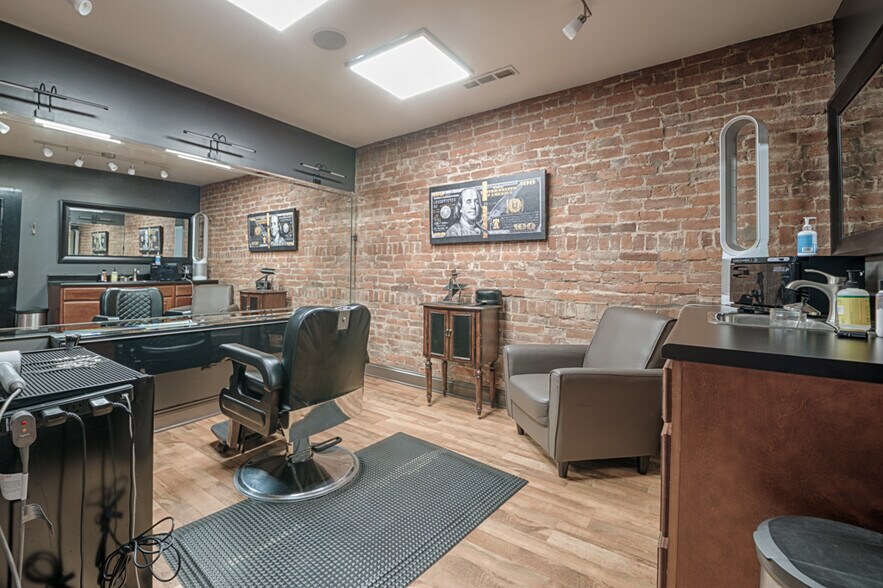 More Photos Of 116 E Central Ave, Bentonville Storefront Retail Residential For Sale