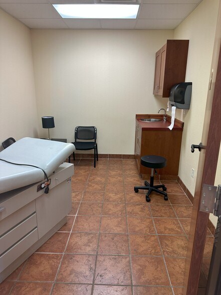 More Photos Of 7700 Cat Hollow Dr, Round Rock Medical For Lease