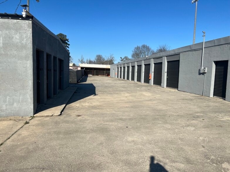 More Photos Of 220 Bay St, Fairburn Self Storage For Sale