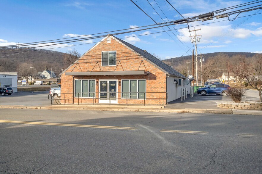 Primary Photo Of 67 Park Ave, Wind Gap Freestanding For Sale