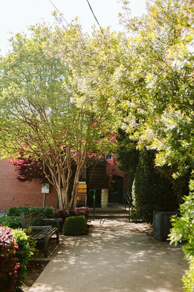 More Photos Of 208 S Johnson St, McKinney Office For Lease