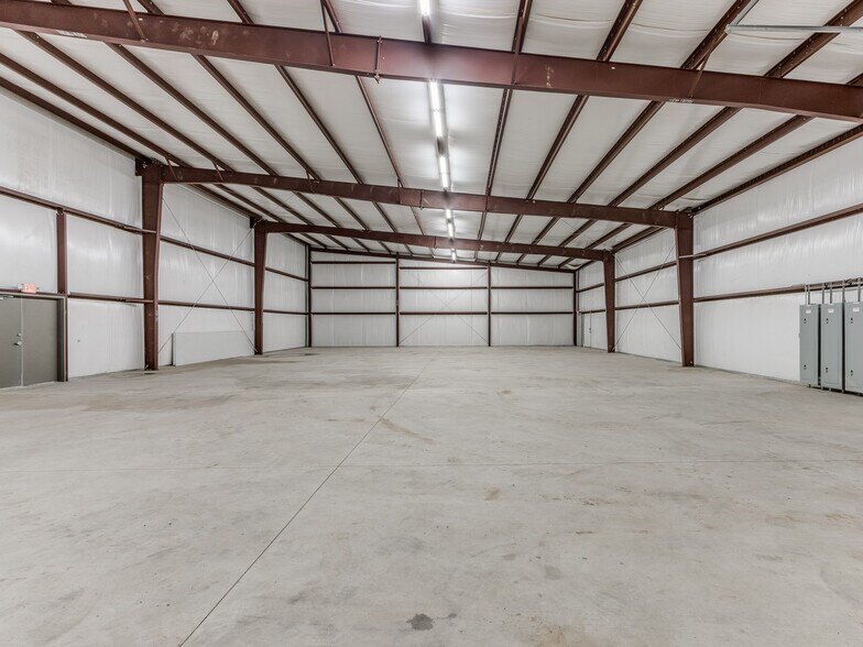 More Photos Of 18608 NE 23rd St, Harrah Light Distribution For Lease