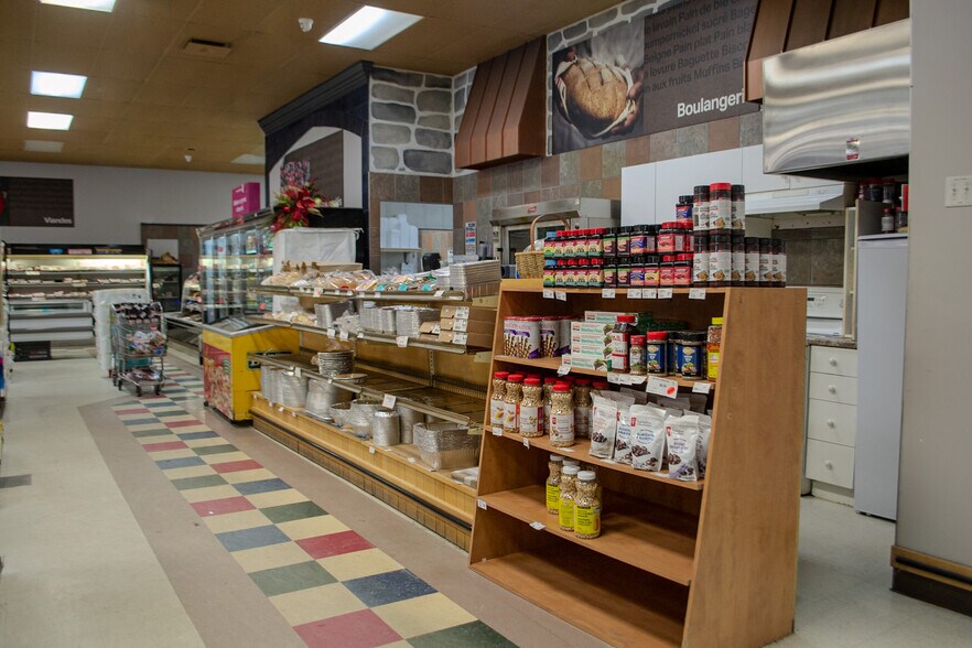 More Photos Of 769 15E Rue, Saint-zacharie General Retail For Sale