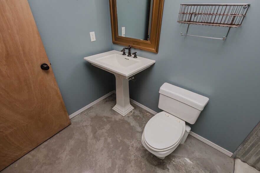 More Photos Of 470 N Seneca St, Wichita Warehouse For Sale