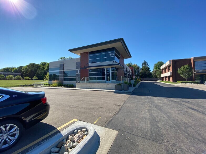 More Photos Of 645 Hulet Dr, Bloomfield Township Office For Lease