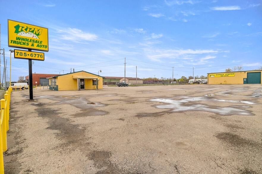 More Photos Of 6120 N Dort Hwy, Flint Service For Lease