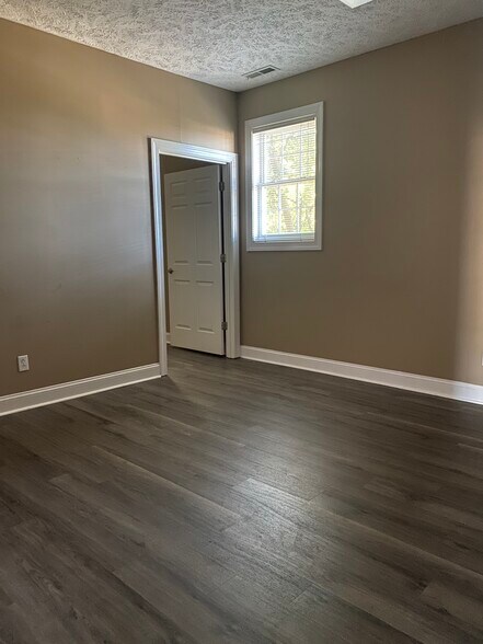 More Photos Of 2944 Breezewood Ave, Fayetteville Office For Lease