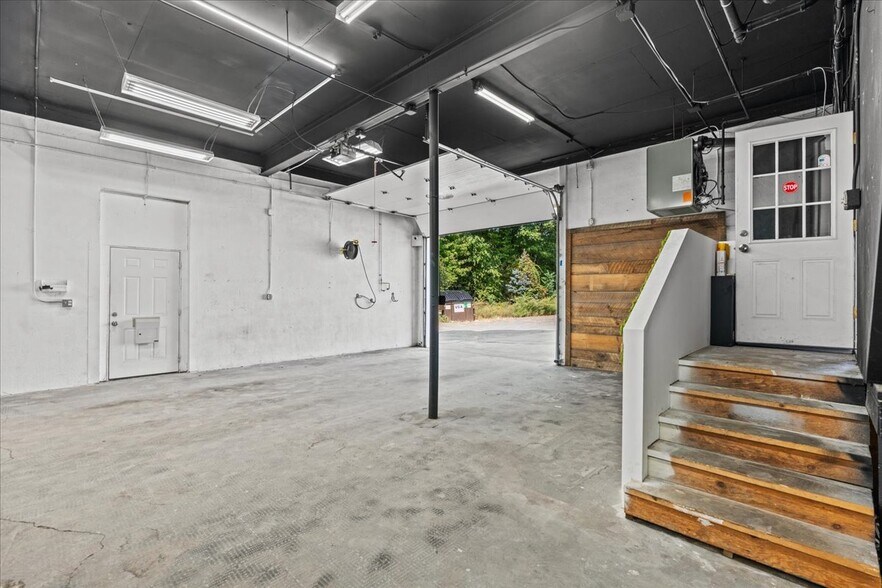 More Photos Of 171-173 Shaker Rd, East Longmeadow General Retail For Sale