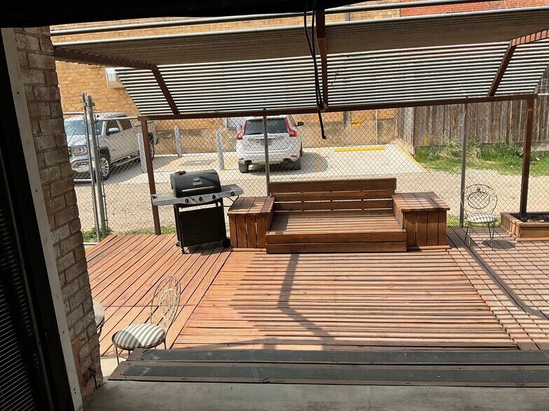 More Photos Of 147 Pittsburg St, Dallas Flex For Sale