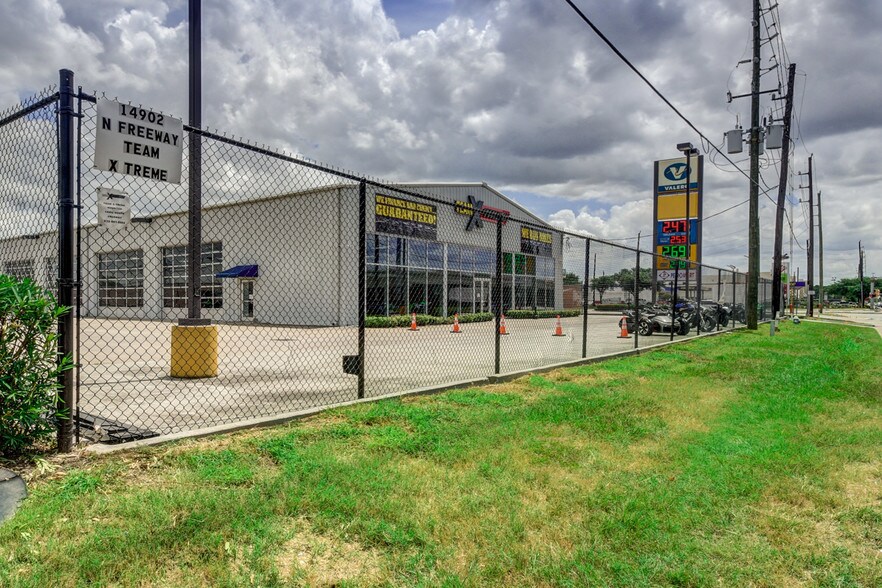 More Photos Of 14902 N Fwy Service Rd, Houston Freestanding For Sale