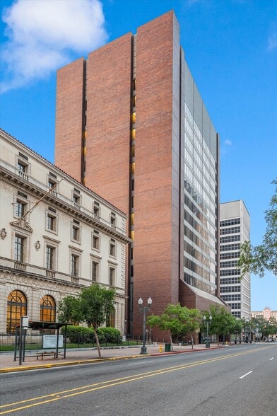 More Photos Of 400 Texas St, Shreveport Office For Sale