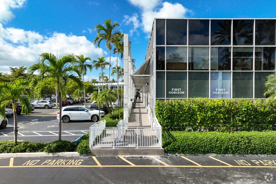 More Photos Of 260 Crandon Blvd, Key Biscayne Bank For Lease