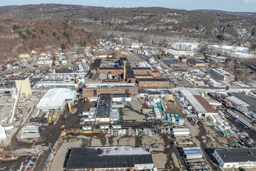 More Photos Of 280 Chase River Rd, Waterbury Truck Terminal For Lease