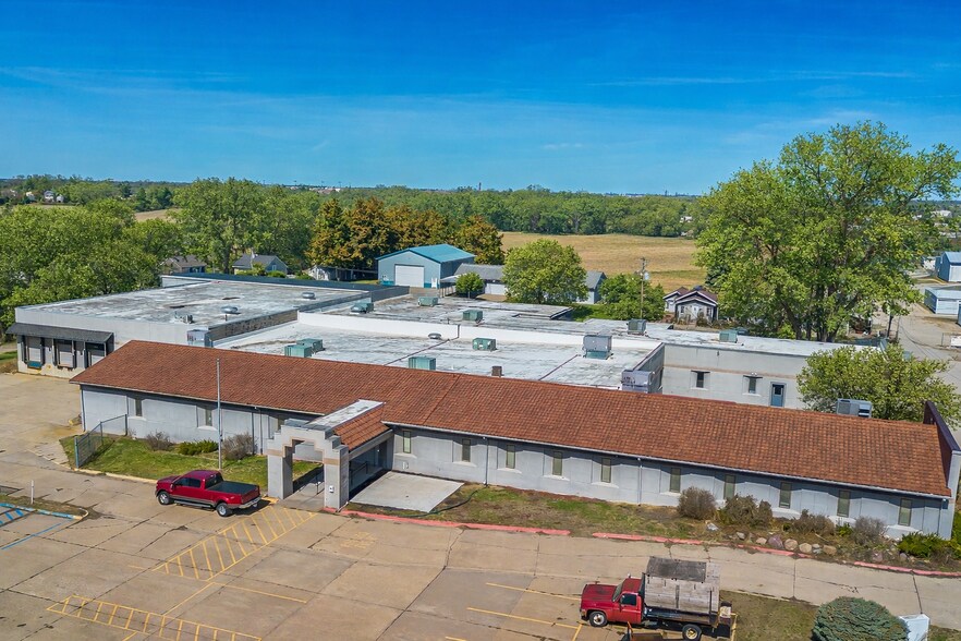 More Photos Of 1017 E 7th St N, Newton Office For Sale