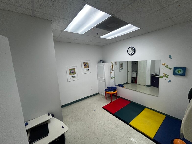 More Photos Of 2364 Drew St, Clearwater Medical For Lease