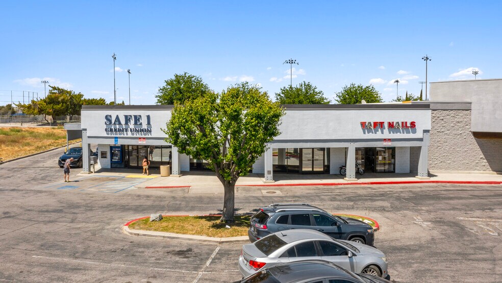 More Photos Of 1012-1040 Kern St, Taft Storefront For Sale