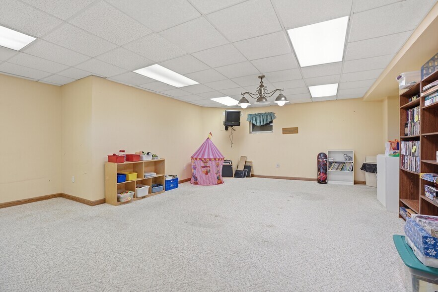 More Photos Of 120 Milford Hill Ln, Milford Flex For Sale
