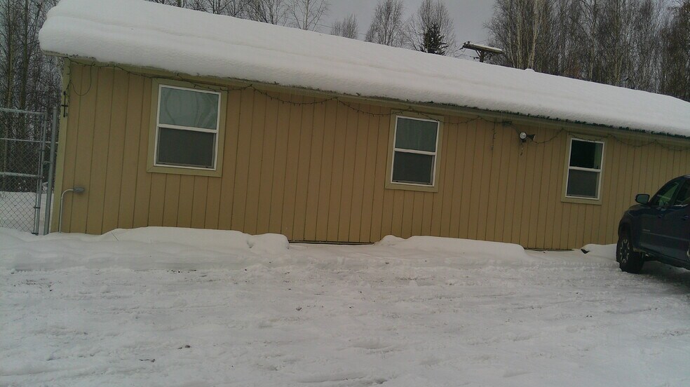 More Photos Of 689 Whitney Dr, Fairbanks Office For Sale