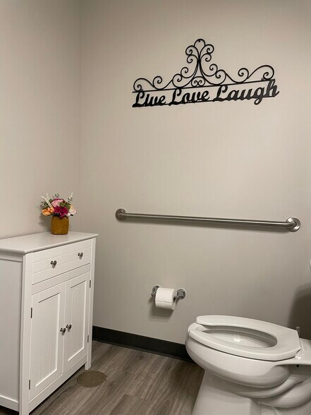 More Photos Of 247 River Park North Dr, Woodstock Medical For Sale