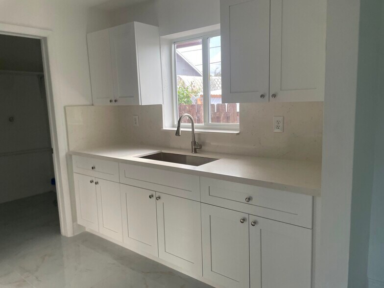 More Photos Of 5923 Pierce St, Hollywood Multifamily For Sale