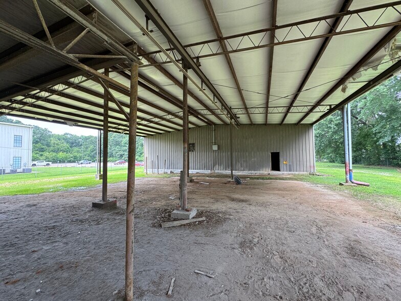 More Photos Of 1208 S Chestnut St, Lufkin Showroom For Sale