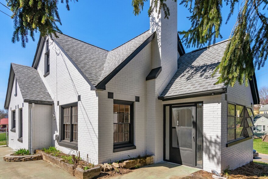 More Photos Of 720 Main st, Canton Bank For Lease
