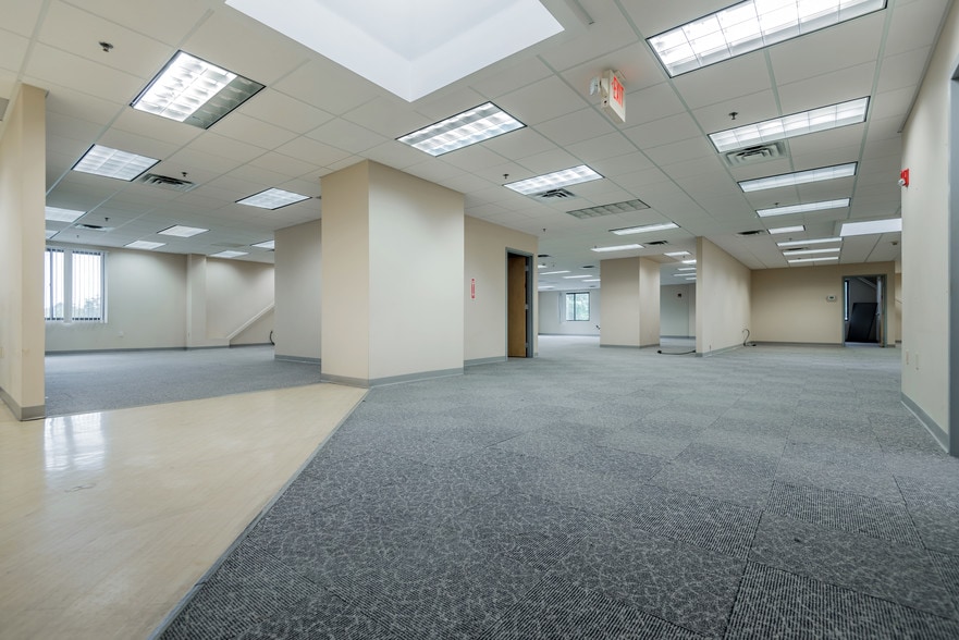 More Photos Of 26 Parkridge Rd, Haverhill Research And Development For Lease